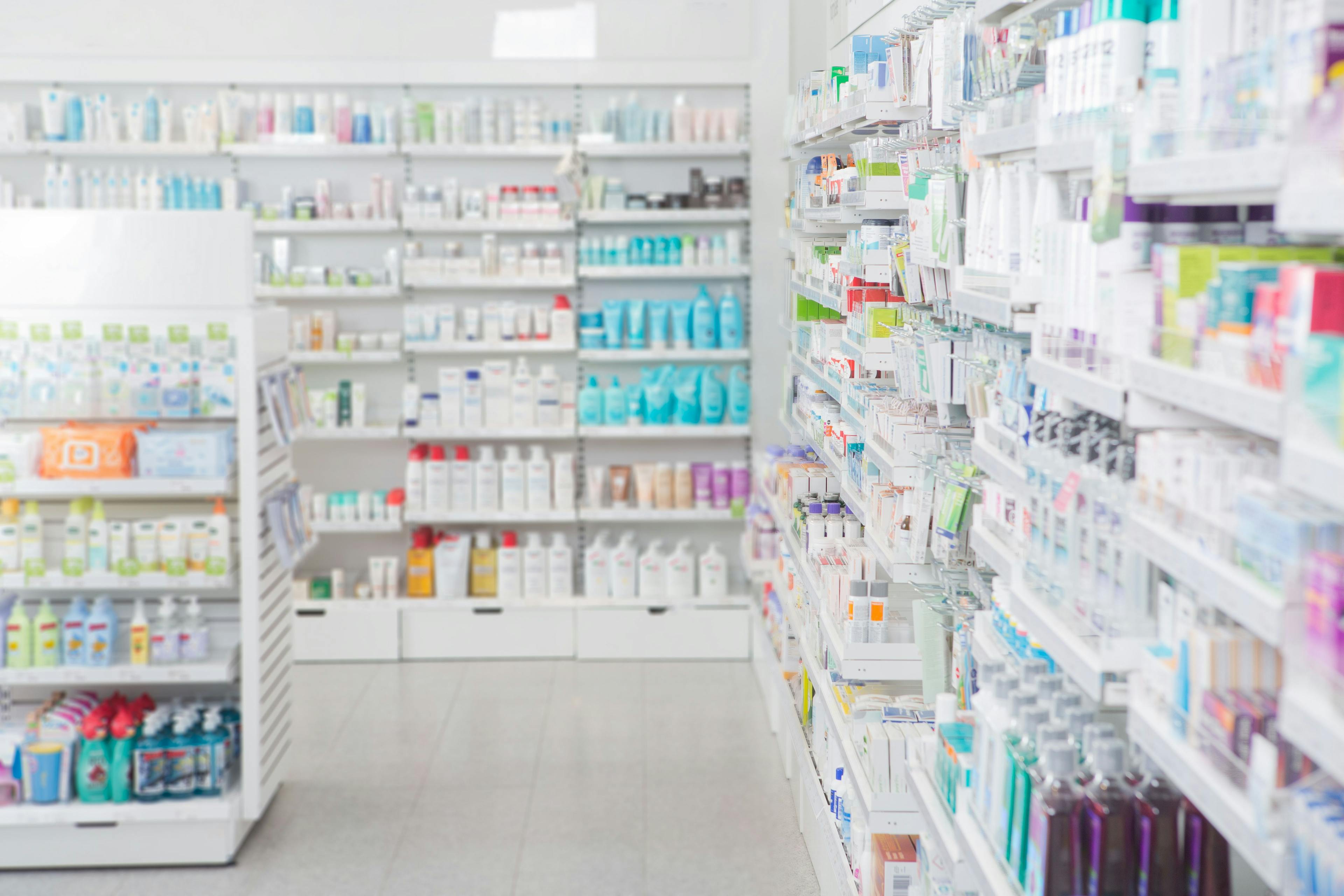 Pharmacy shelves / Tyler Olson - stock.adobe.com