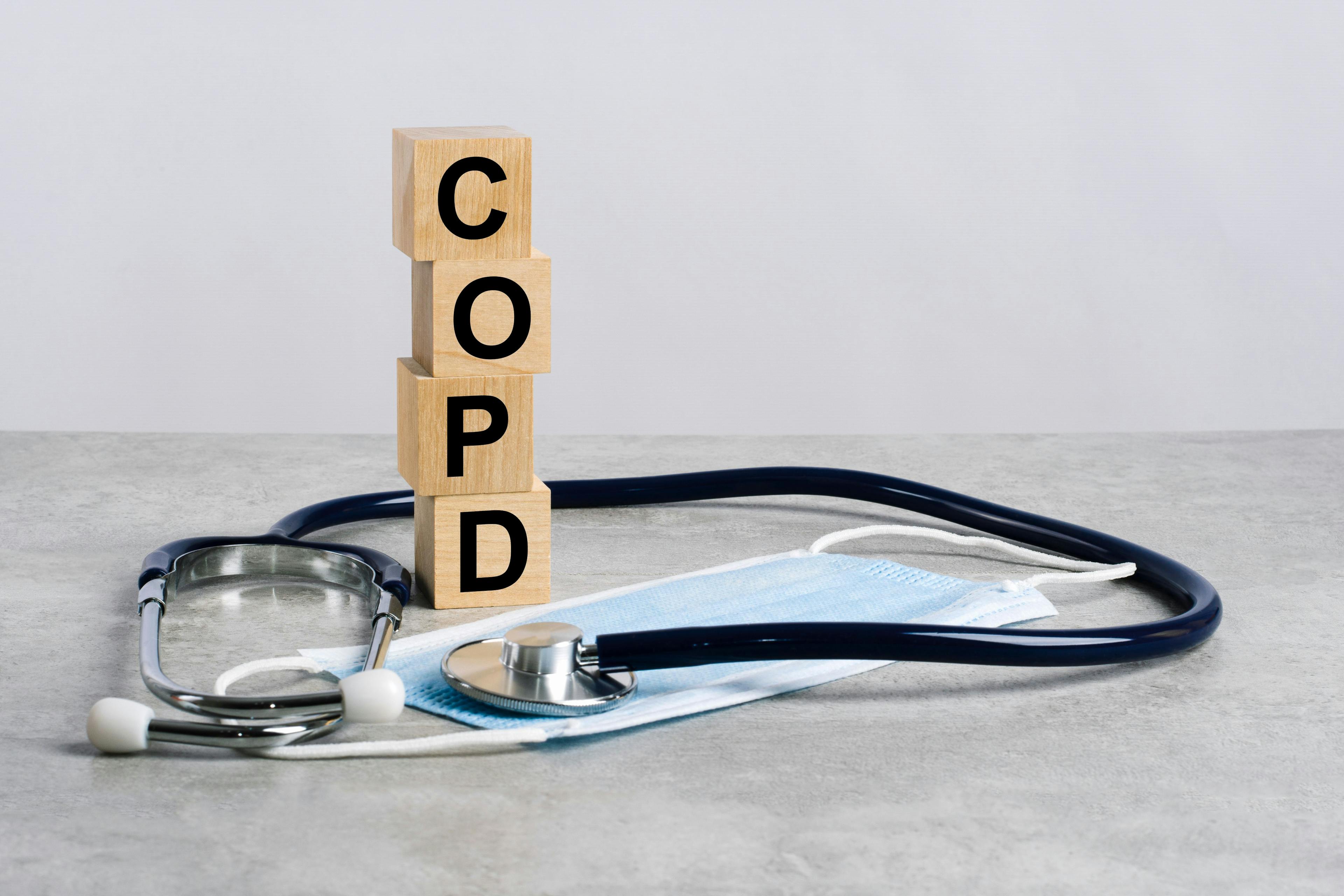 COPD with stethoscope and mask / Maks_Lab - stock.adobe.com