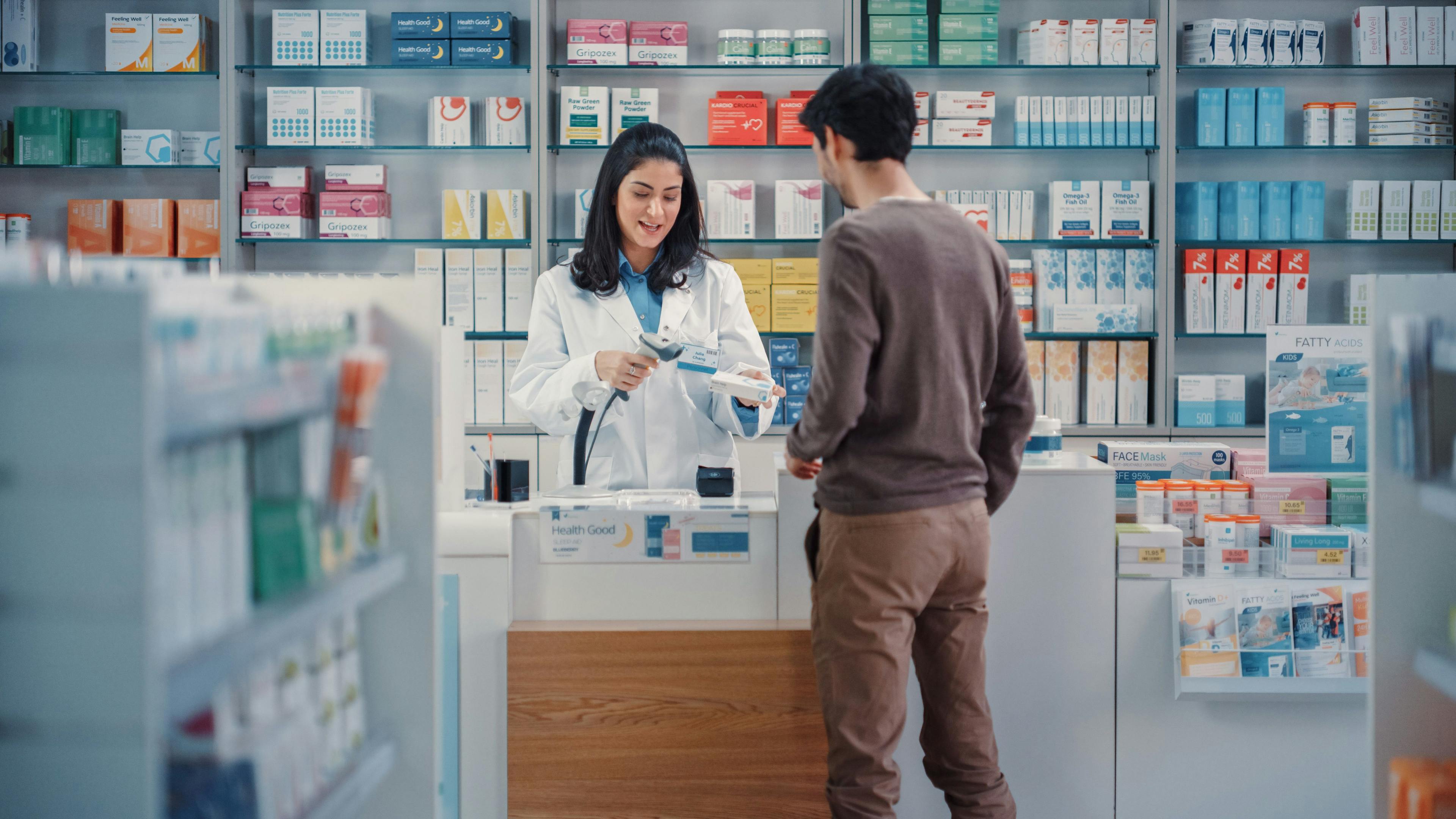 Pharmacy technician helping customer with prescription / Gorodenkoff - stock.adobe.com
