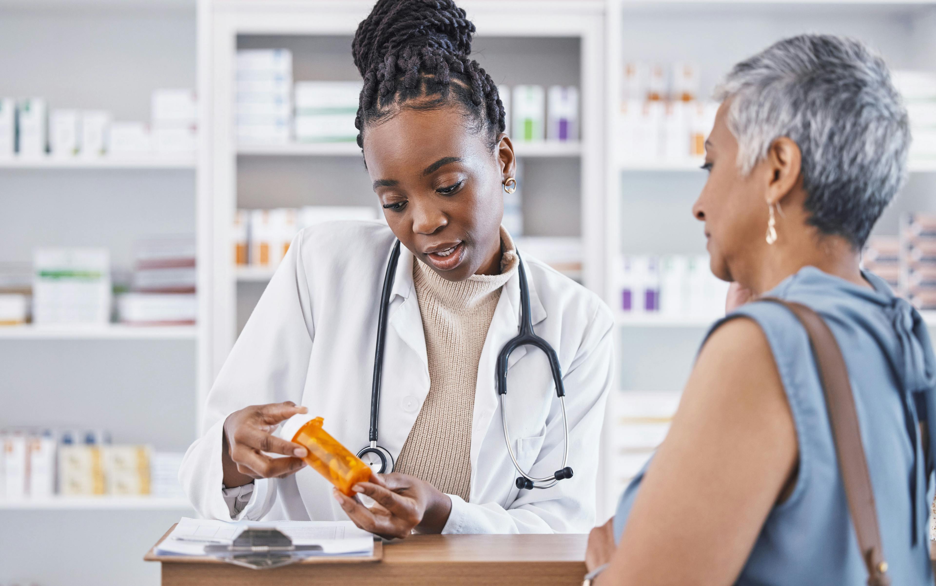 Pharmacist communicating with patient about medication / C. Davids/peopleimages.com - stock.adobe.com