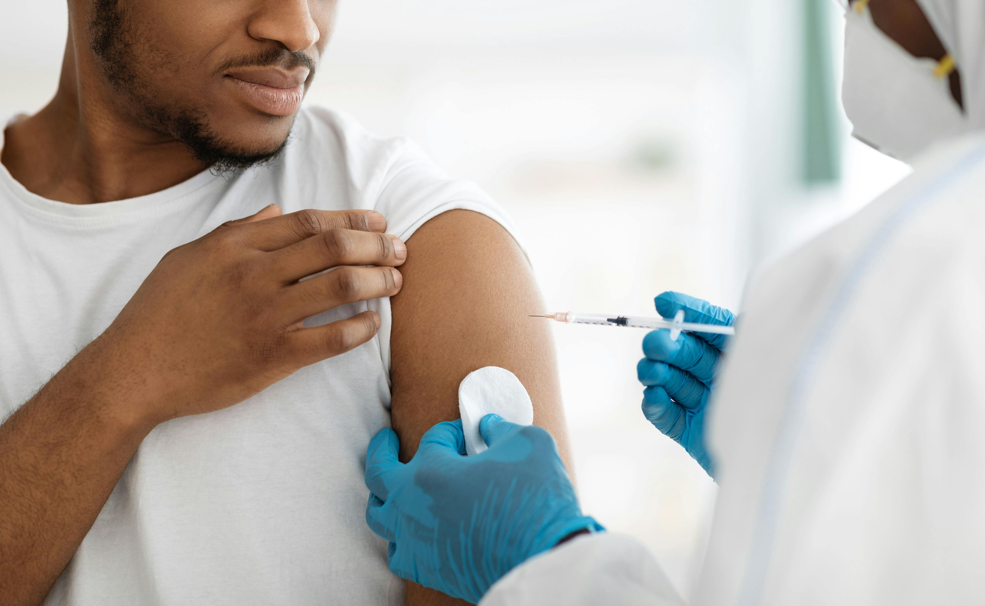 Man receiving flu vaccine / Prostock-studio - stock.adobe.com