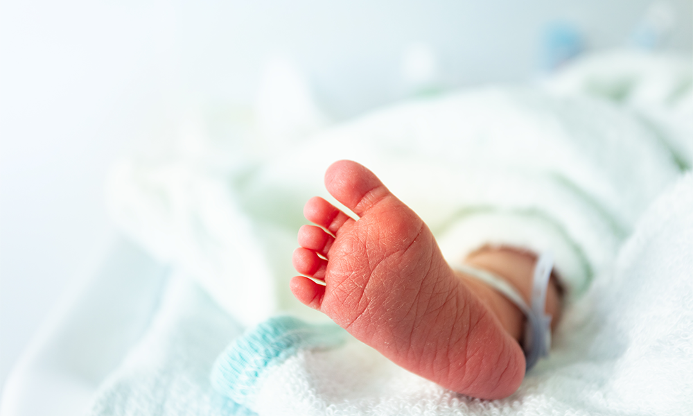 infant foot in neonatal car center