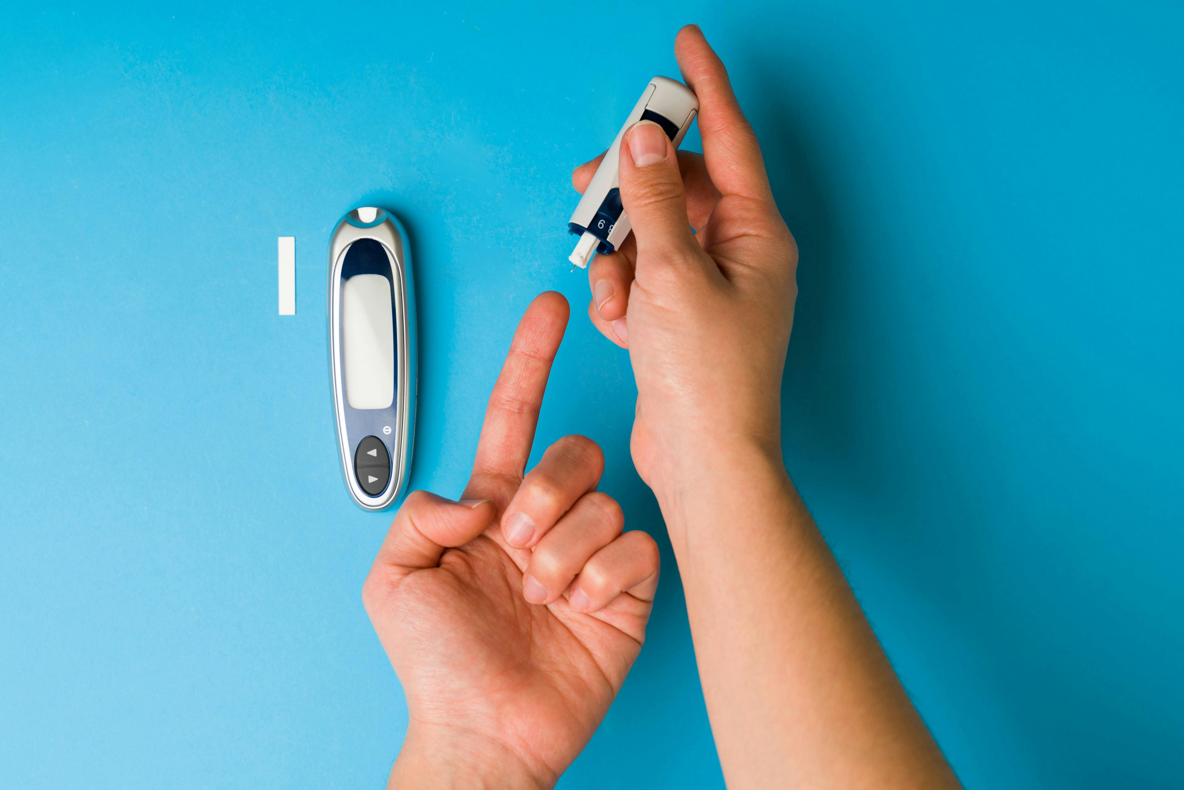 Patient with T2D self-monitoring glucose levels / AntonioDiaz - stock.adobe.com